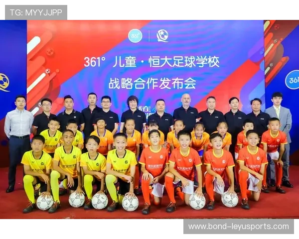 足球俱乐部青训毕业生在海外联赛中获得更多上场机会，足球青训学校